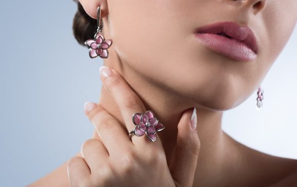 trait-young-model-posing-sensually-wearing-flower-shaped-ring-earrings)